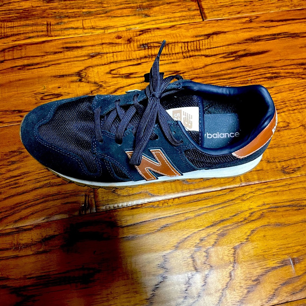 New Balance 520 tennis shoes (Navy and Rose Gold)